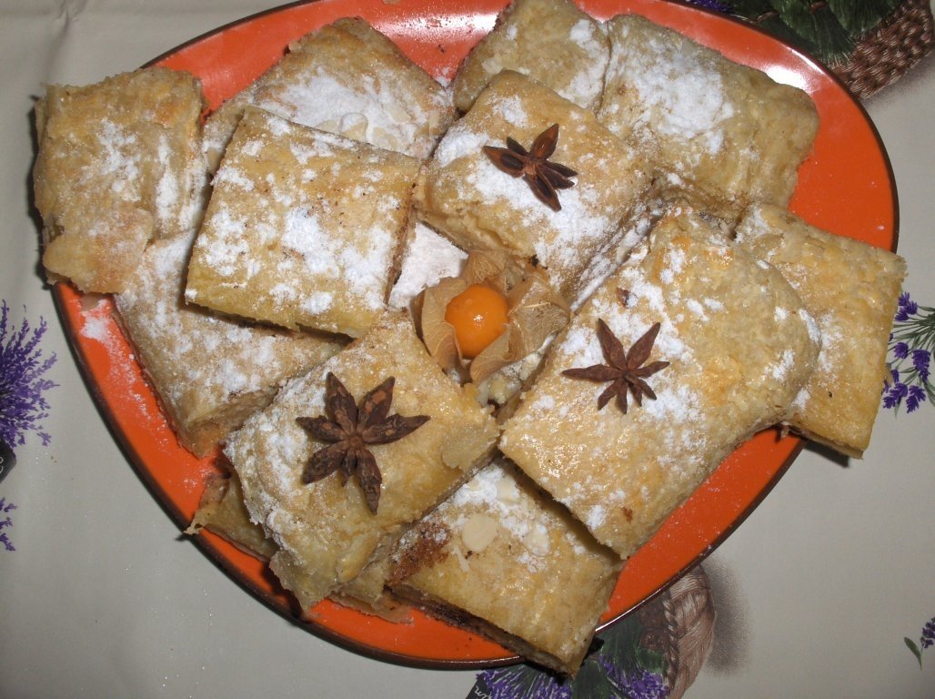 Placinta simpla cu umplutura de urda cremoasa