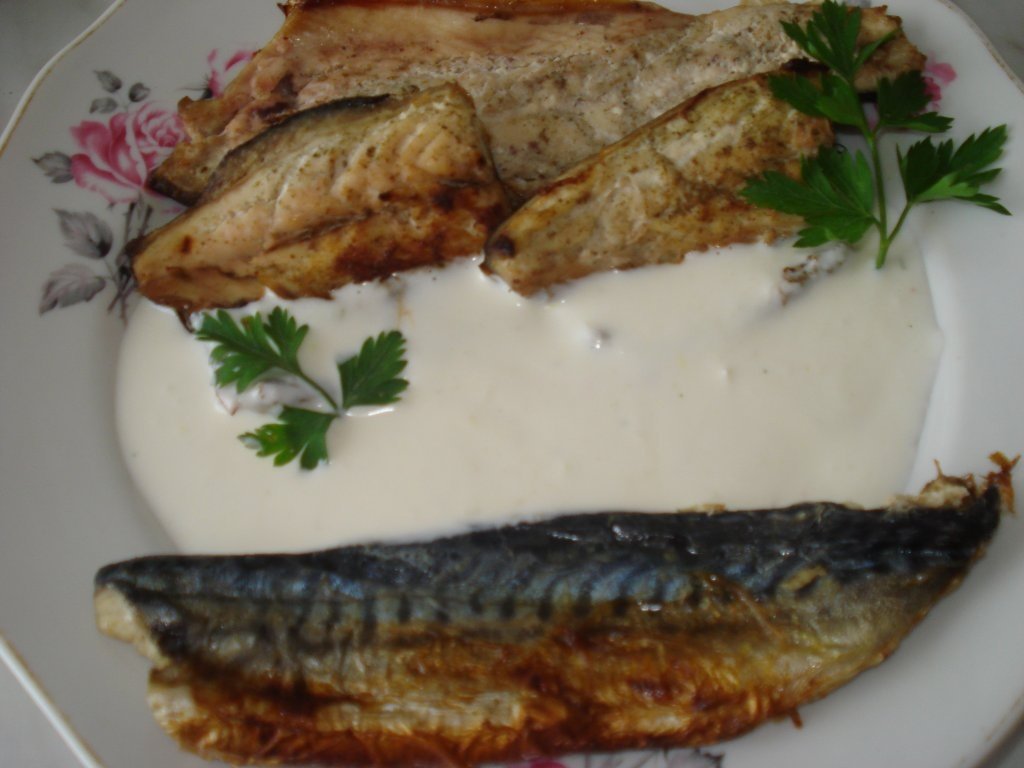 Peste la gratar cu sos de usturoi