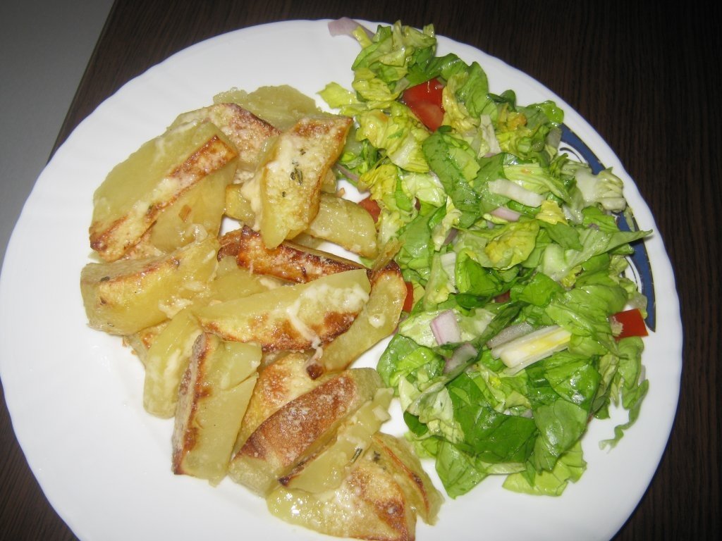 cartofi la cuptor cu salata