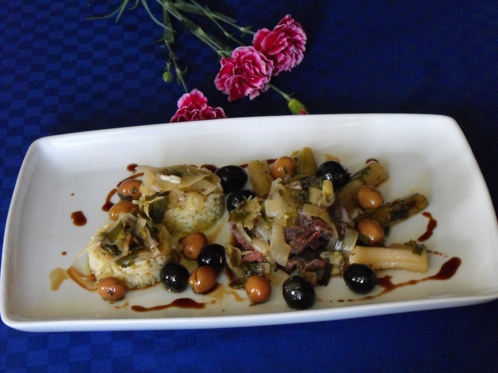 Iepure de camp cu verdeturi si masline