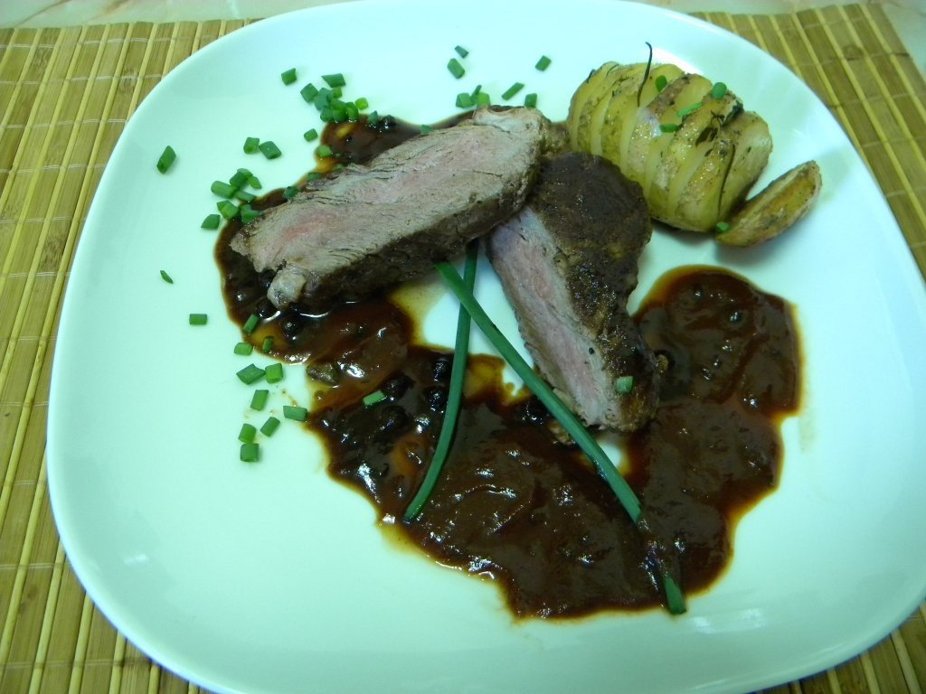 Muschi de vita cu sos de rosii si rodie