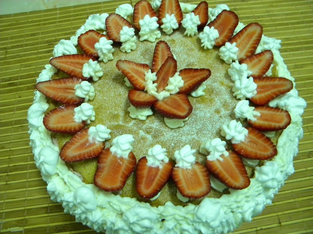 Tort cu spuma de capsuni