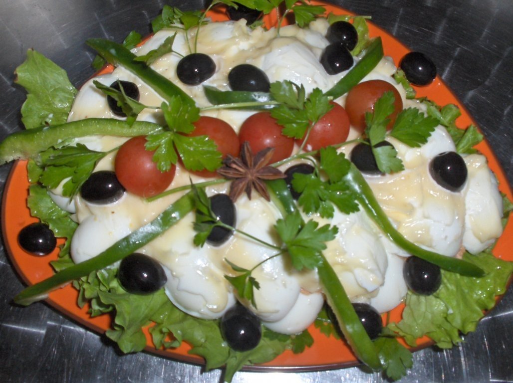 Oua umplute cu pateu de pasare si maioneza de usturoi