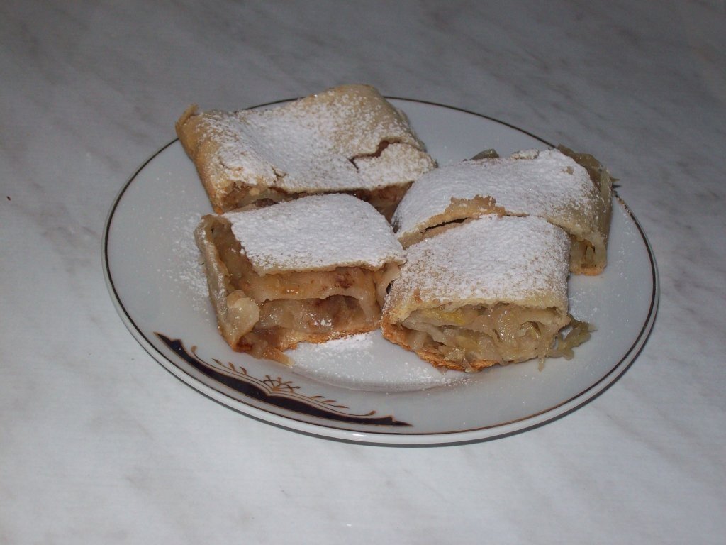 Placinta cu foi subtiri si mere sau varza