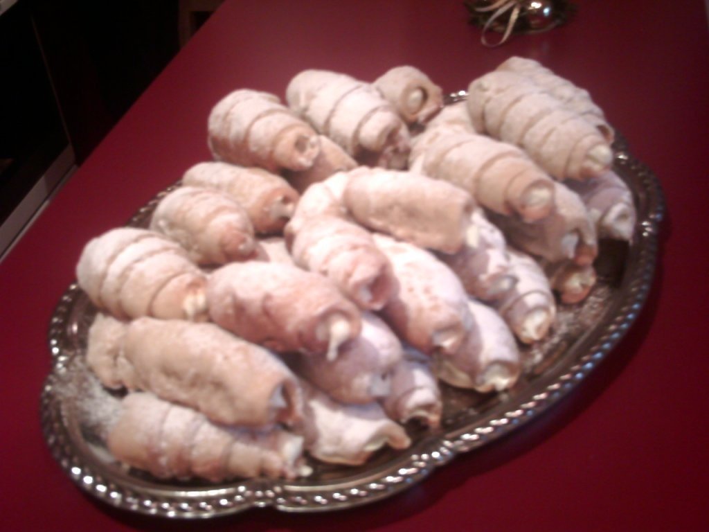 Cornulete rulate umplute cu crema de lamaie