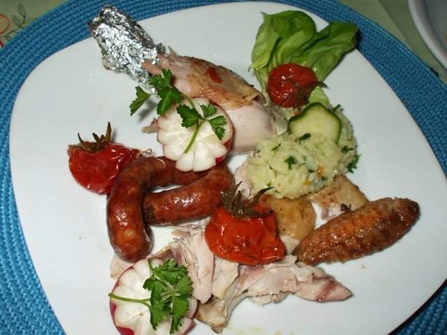 Pui la cuptor cu carnati si rosii