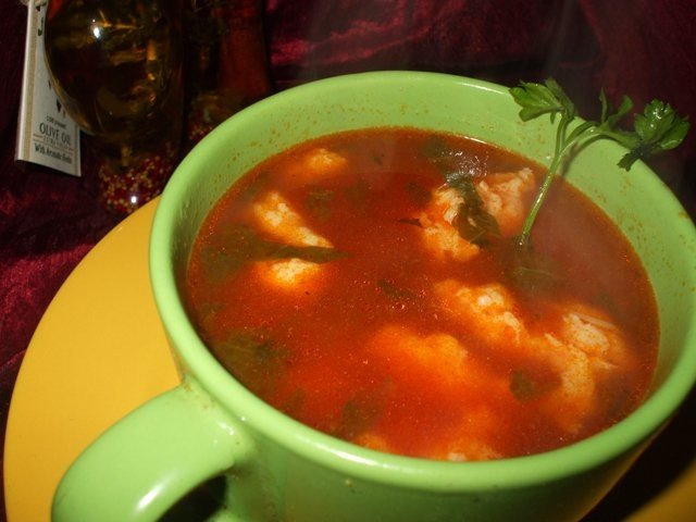 Supa de rosii cu verdeturi si zdrente de ou