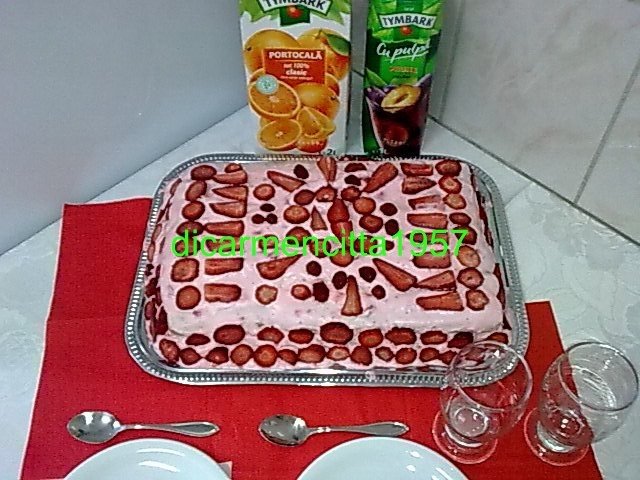 Tort de capsuni,cu crema de iaurt