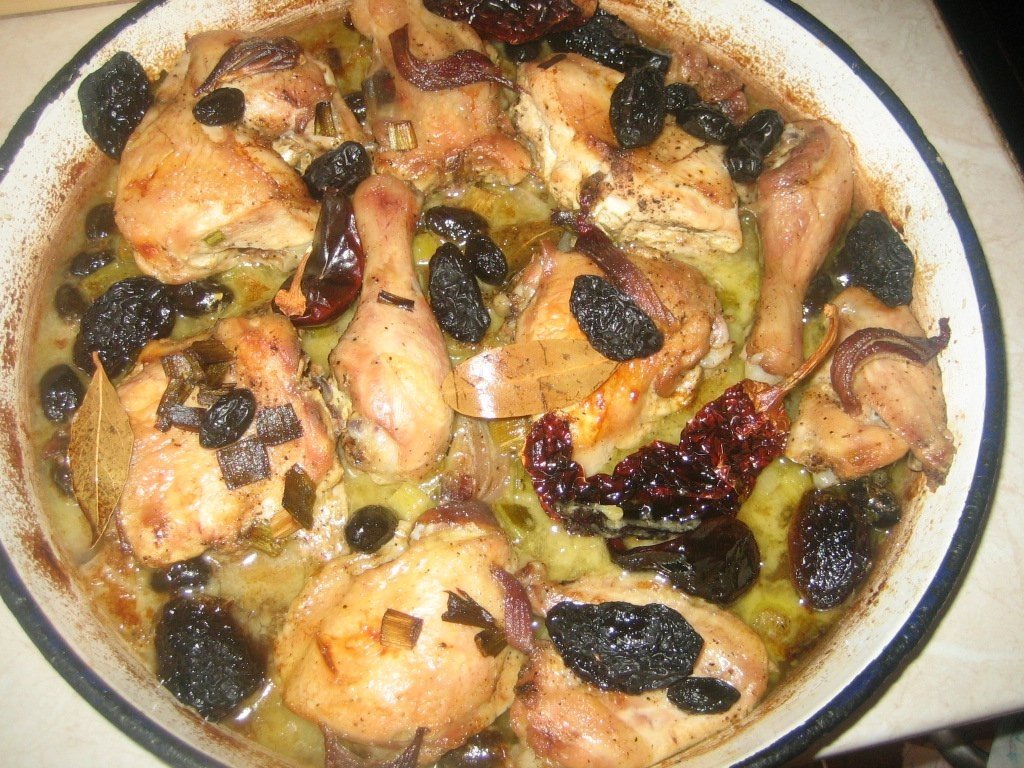 Pui la cuptor cu masline si prune uscate