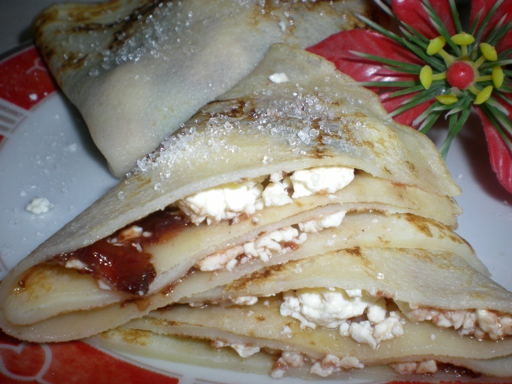 Clatite cu branza si dulceata