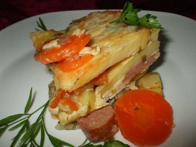 Cartofi cu carnati la cuptor