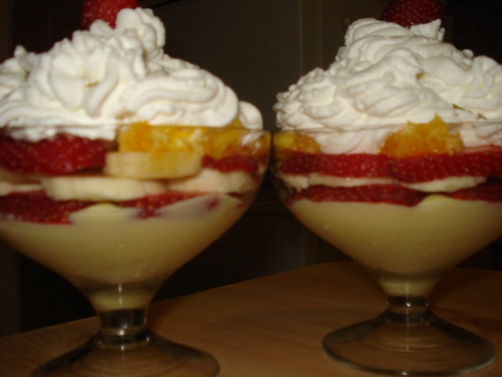 Crema de vanilie cu fructe la pahar