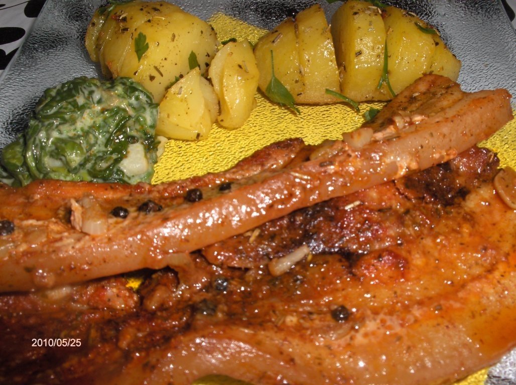 Fripturã din piept de porc picant cu cartofi Hasselback