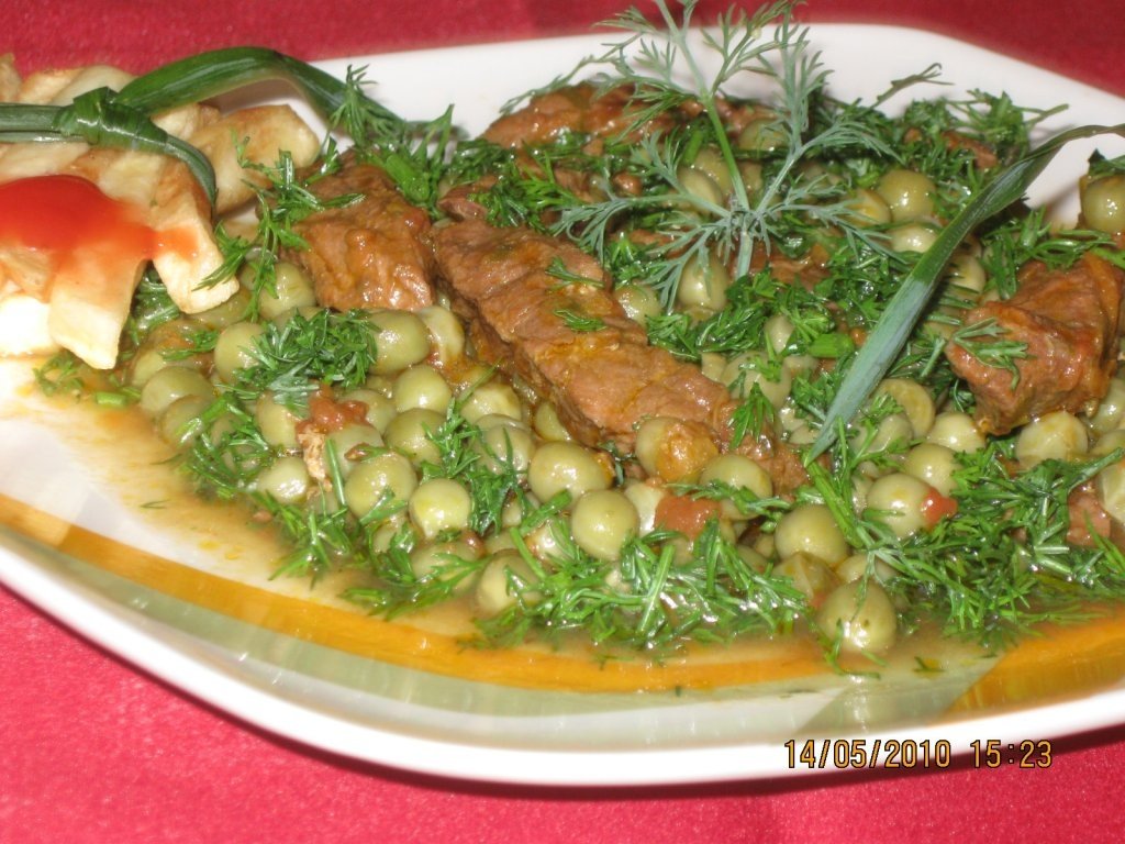 Mancare de mazare cu stroganoff de vitel