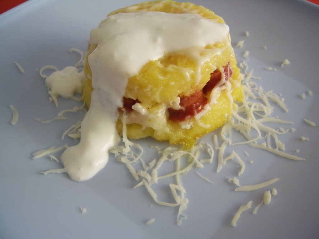 Bulz cu carnati si branza