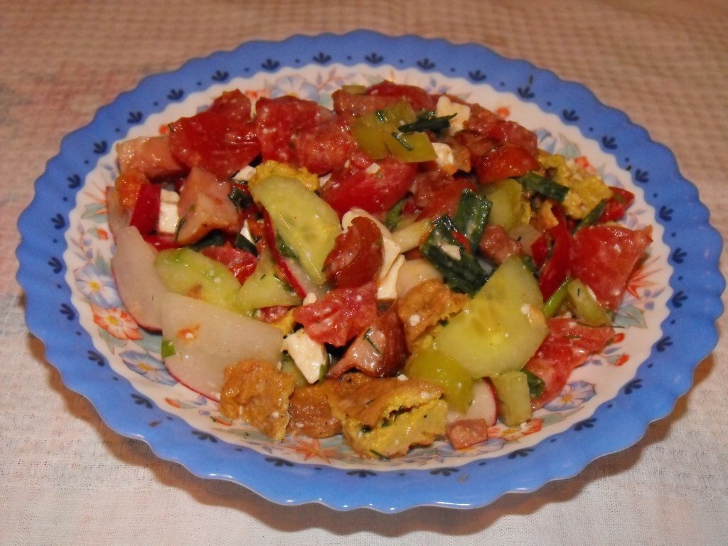 Salata de cruditati cu omleta si afumatura