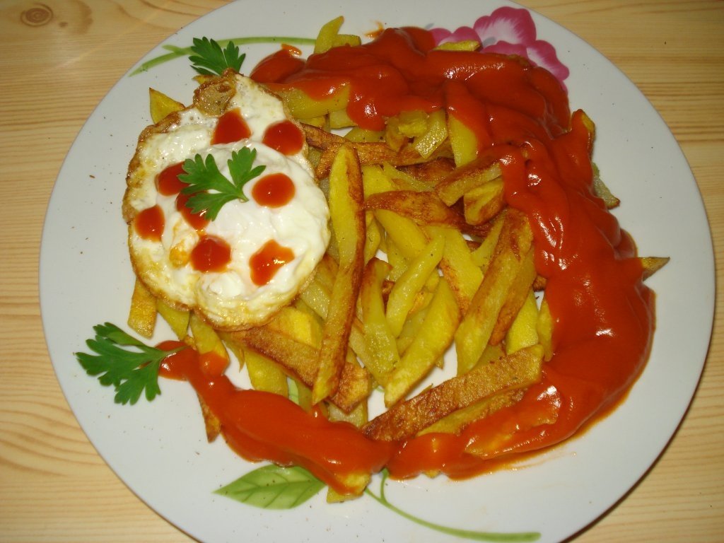 Cartofi prajiti cu sos de rosii