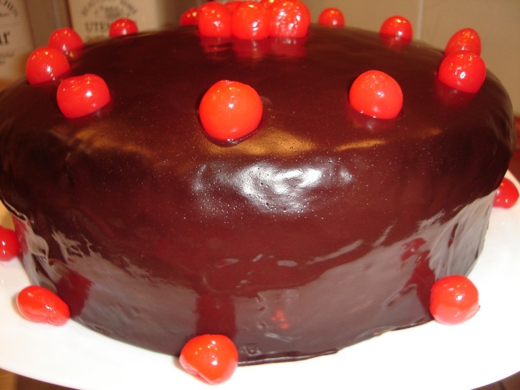 Tort cu mousse de ciocolata si frisca