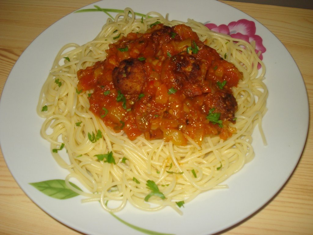 Spaghete cu chiftelute in sos picant