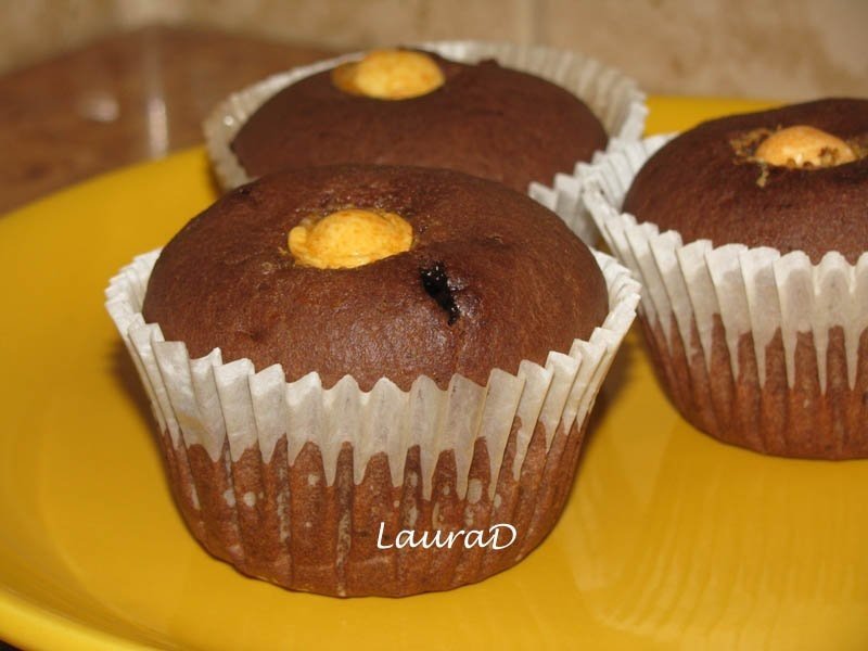 Briose cu doua tipuri de ciocolata si bomboane crocante