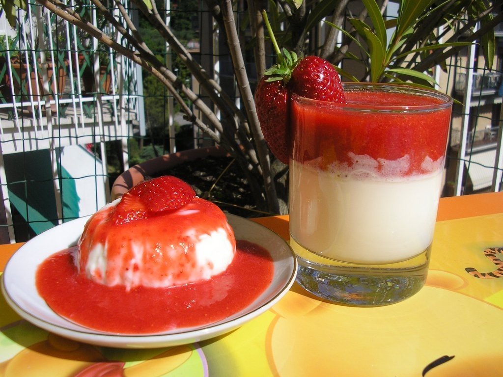 Panna cotta cu sos de capsuni