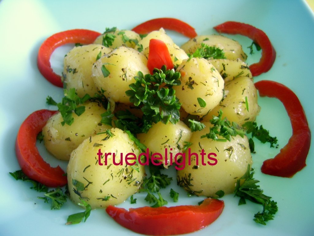 Cartofi noi cu lamaie la cuptor