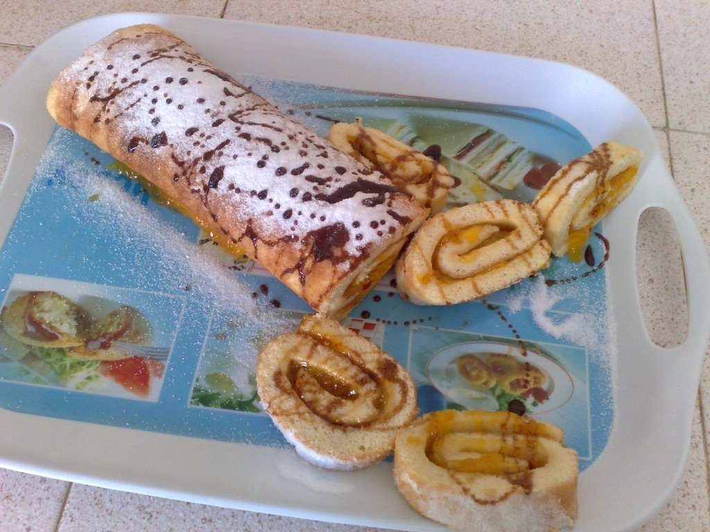 Rulada cu dulceata de piersici