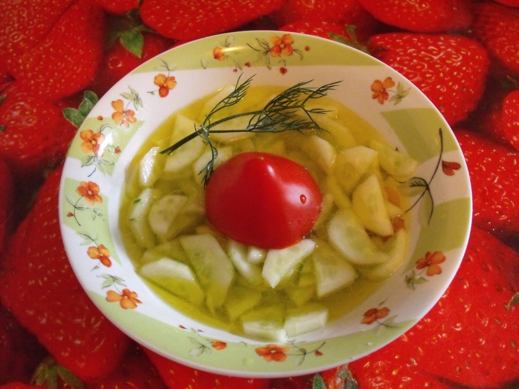 Salata de castraveti proaspeti