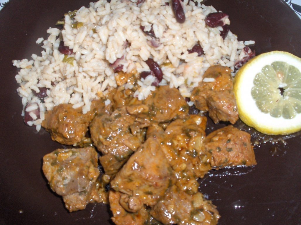Bucãti marinate cu orez de fasole (Rojões com arroz de feijão)