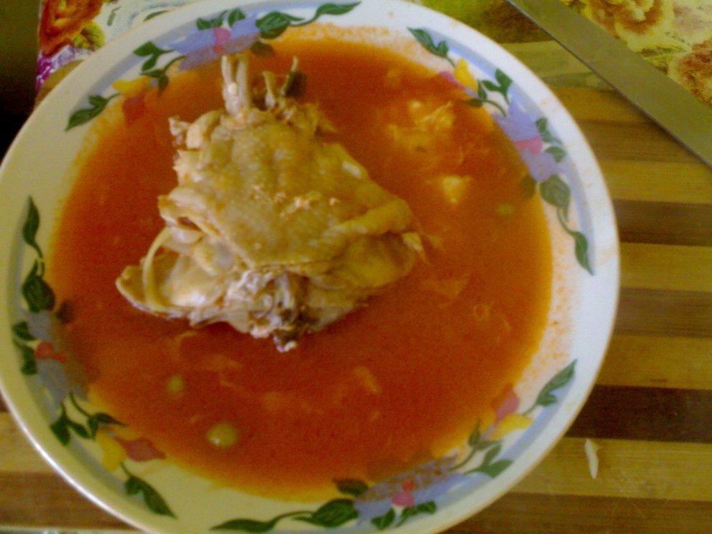 Supa de pui in suc de rosii, cu boabe de strugure verde