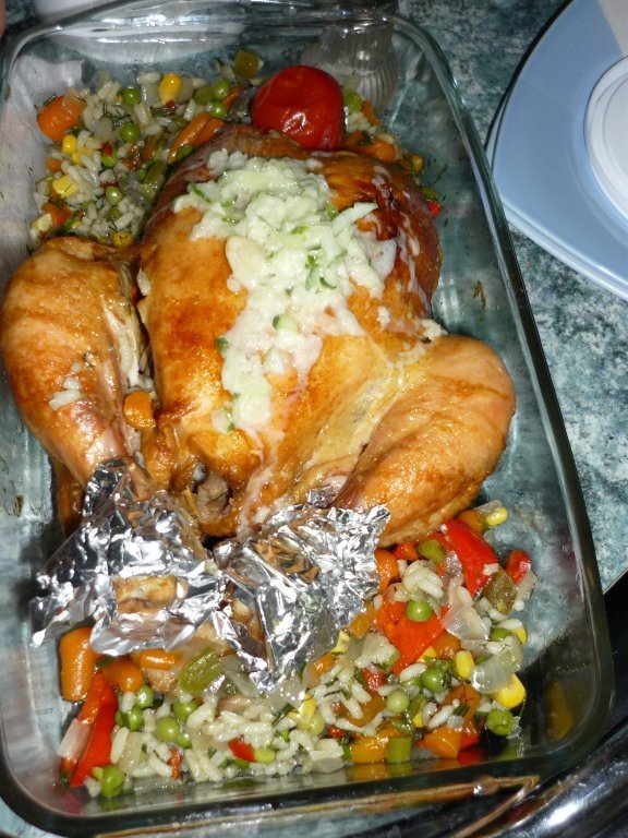 Pui la rotisor servit cu legume