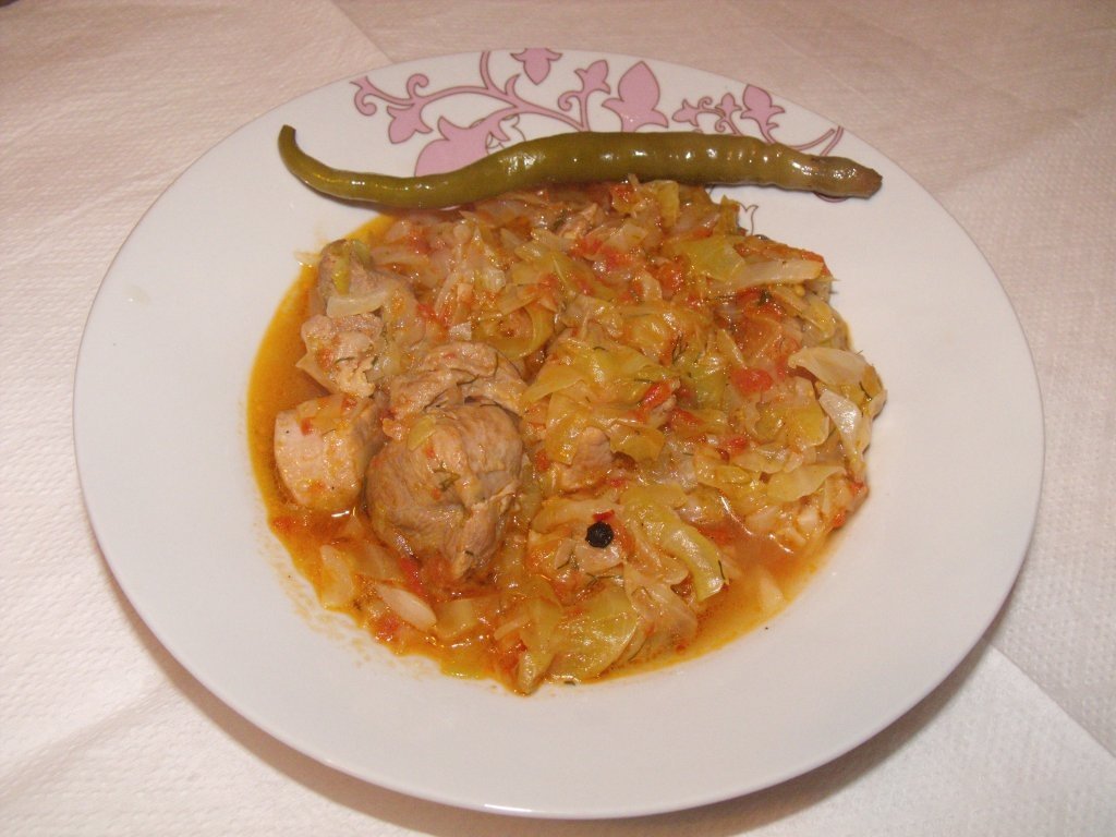 Mancare de varza dulce cu carne de porc - reteta simpla si gustoasa