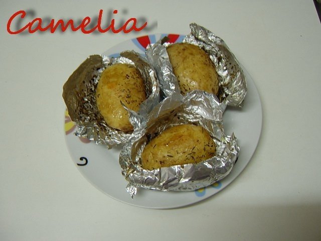 Cartofi in folie de aluminiu cu verdeturi a la Provence