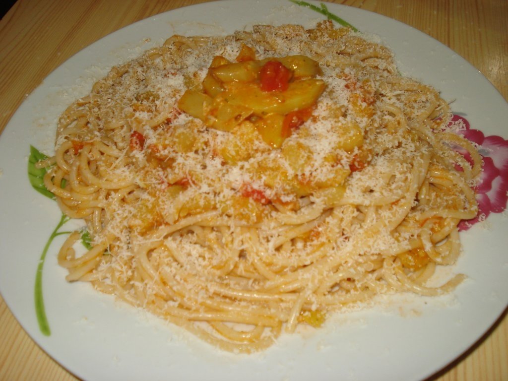 Spaghete cu dovlecei si rosii