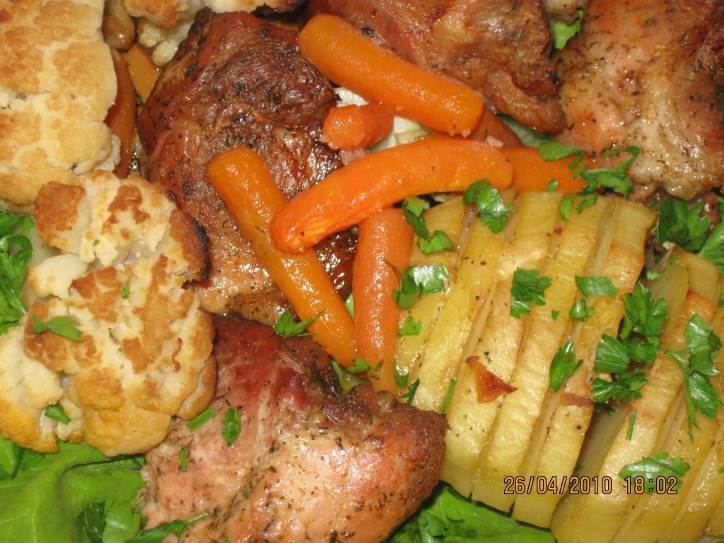 Cuburi de pulpa de porc cu legume la cuptor