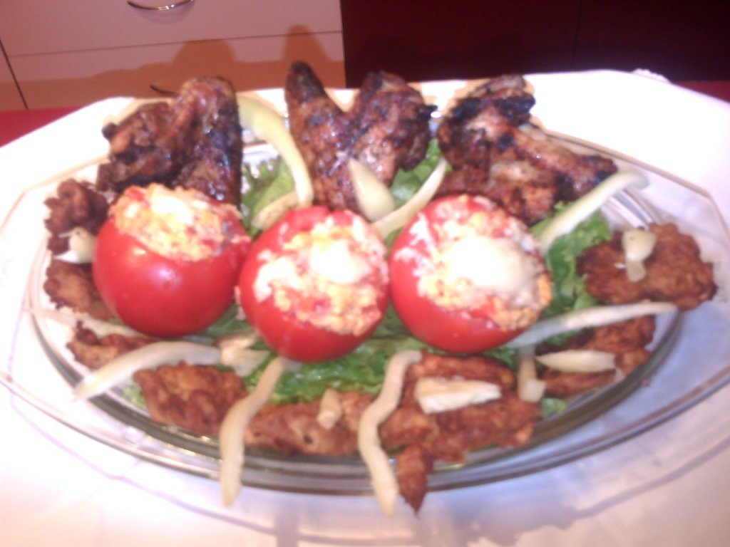 Rosii umplute, ciuperci de padure pane si aripioare grill