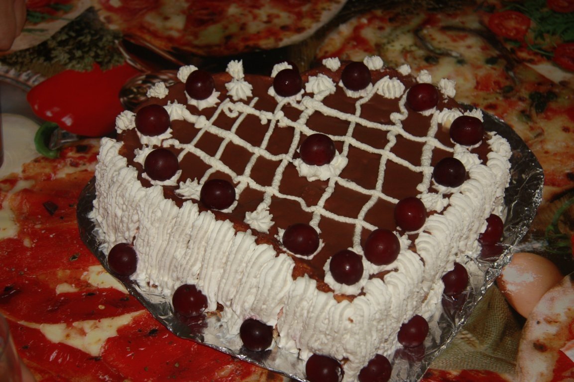 Tort cu visine in forma de inima