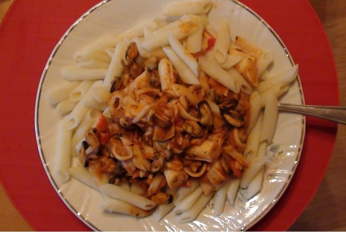 paste cu fructe de mare in sos de rosii