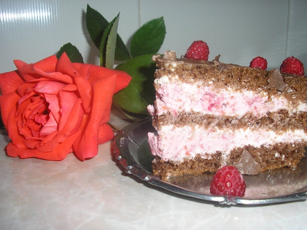 tort cu mousse de zmeura