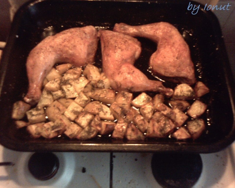 Pulpe de pui cu cartofi noi la tava