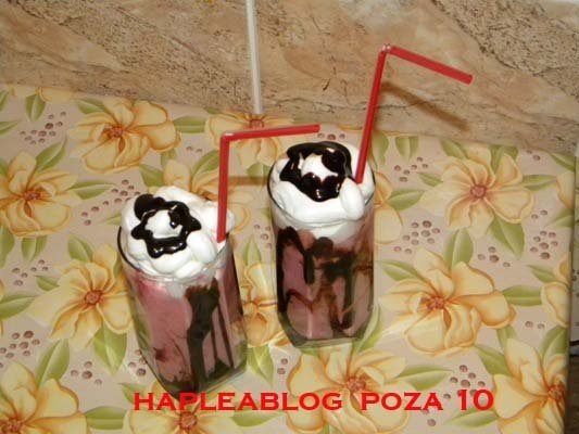 Milkshake cu capsuni si inghetata de fructe de padure