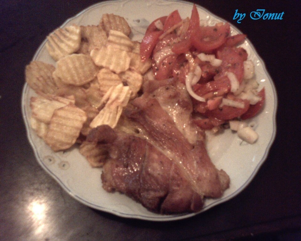 Friptura de porc cu cartofi prajiti si salata