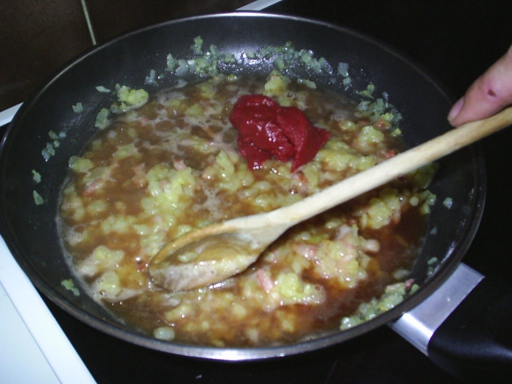 Rundstong met madeirasaus (limba de vaca in sos madera)