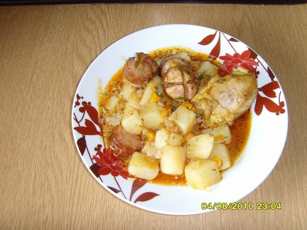 Mancarica de cartofi cu carne de pui si carnaciori