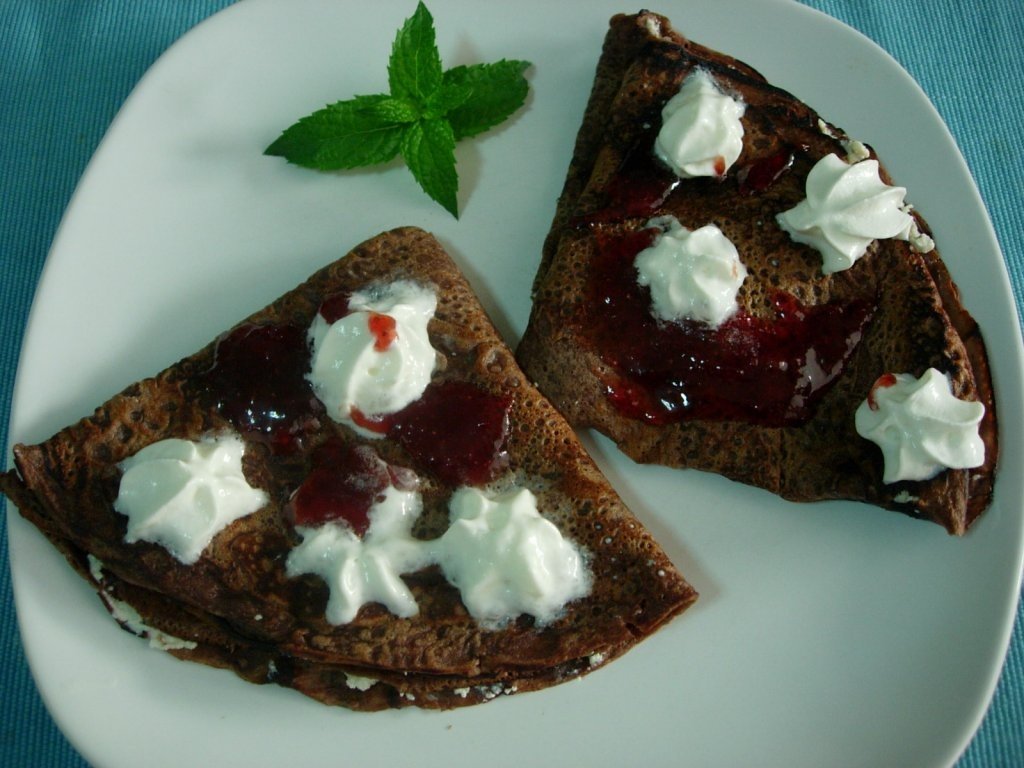 Clatite "bronzate" cu branza si menta