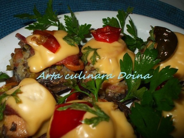 Ciuperci umplute cu praz si sunca (crenvursti)