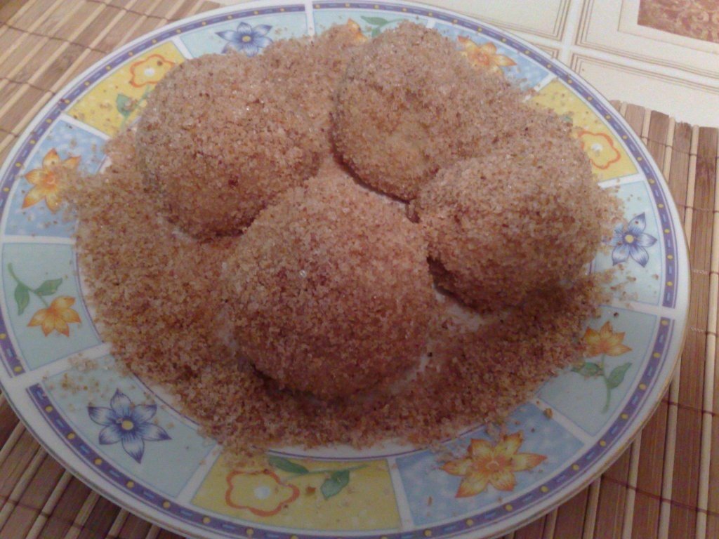 Galuste cu prune din aluat cu gris