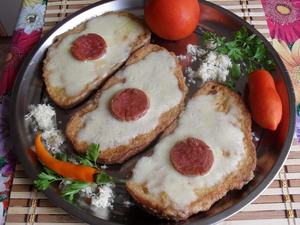 Paine prajita cu ou si branza de oaie