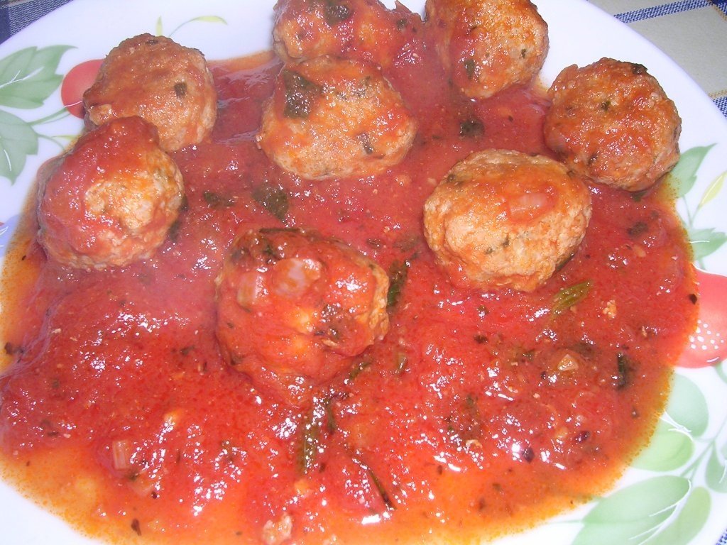 Chiftelute in sos de rosii