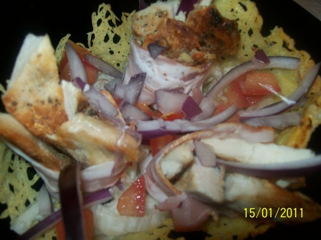 Cosulete din parmezan cu piept de pui si bacon